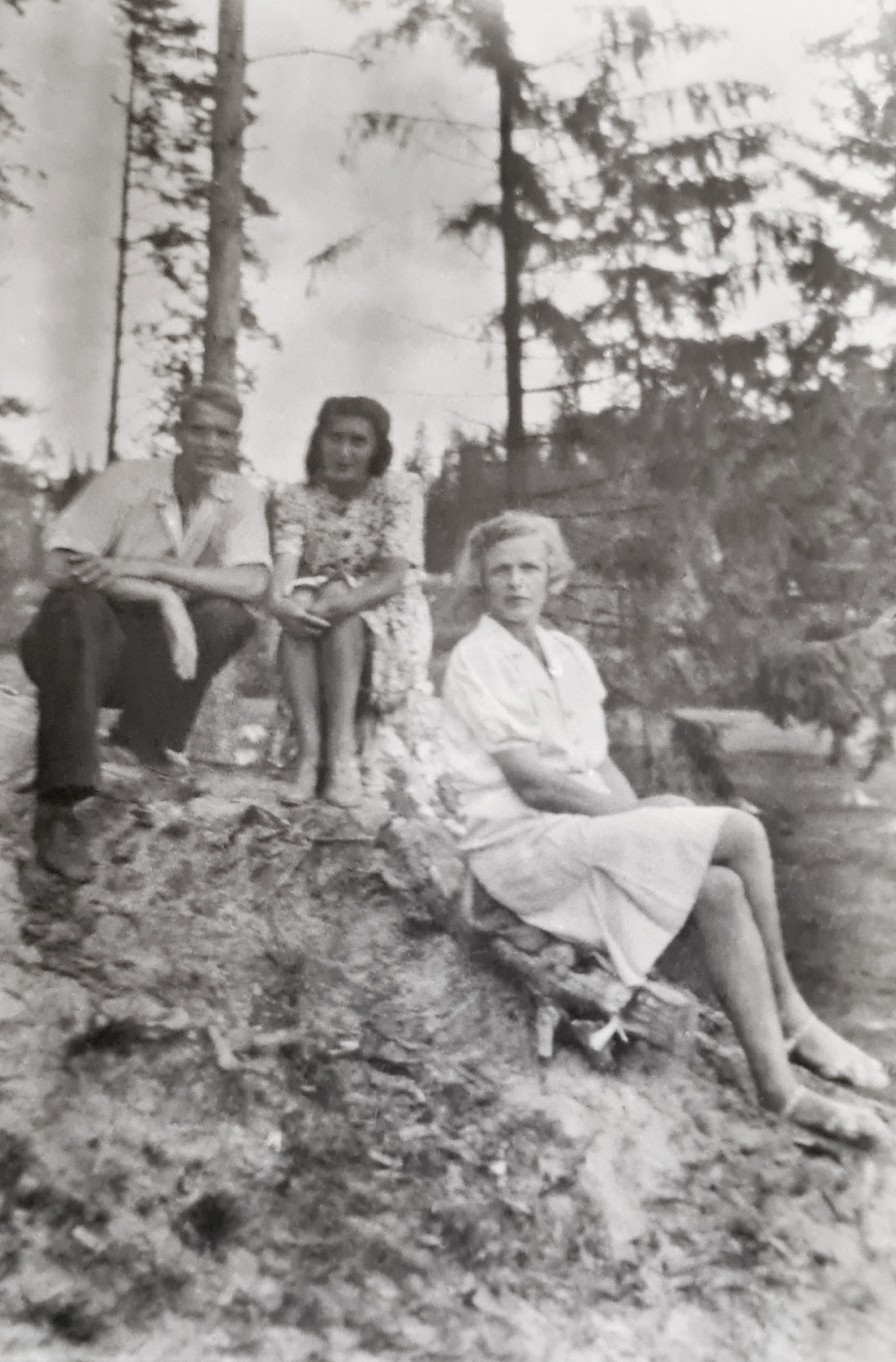 Павел Мустель с женой Анной и Евдокией Мустель 1947 год. Пляж Шудибель
