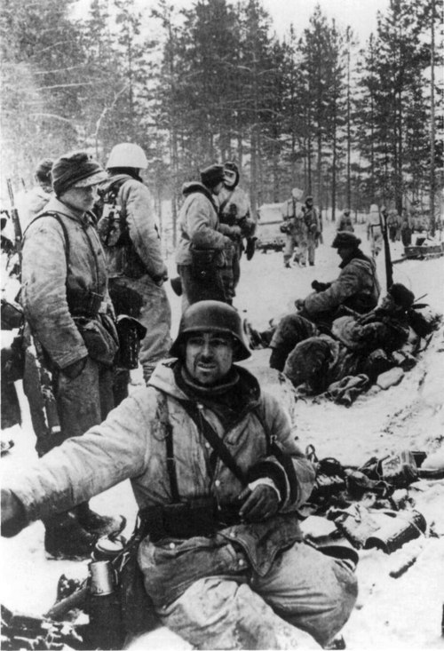 Немецкие солдаты на привале во время отступления из-под Ленинграда