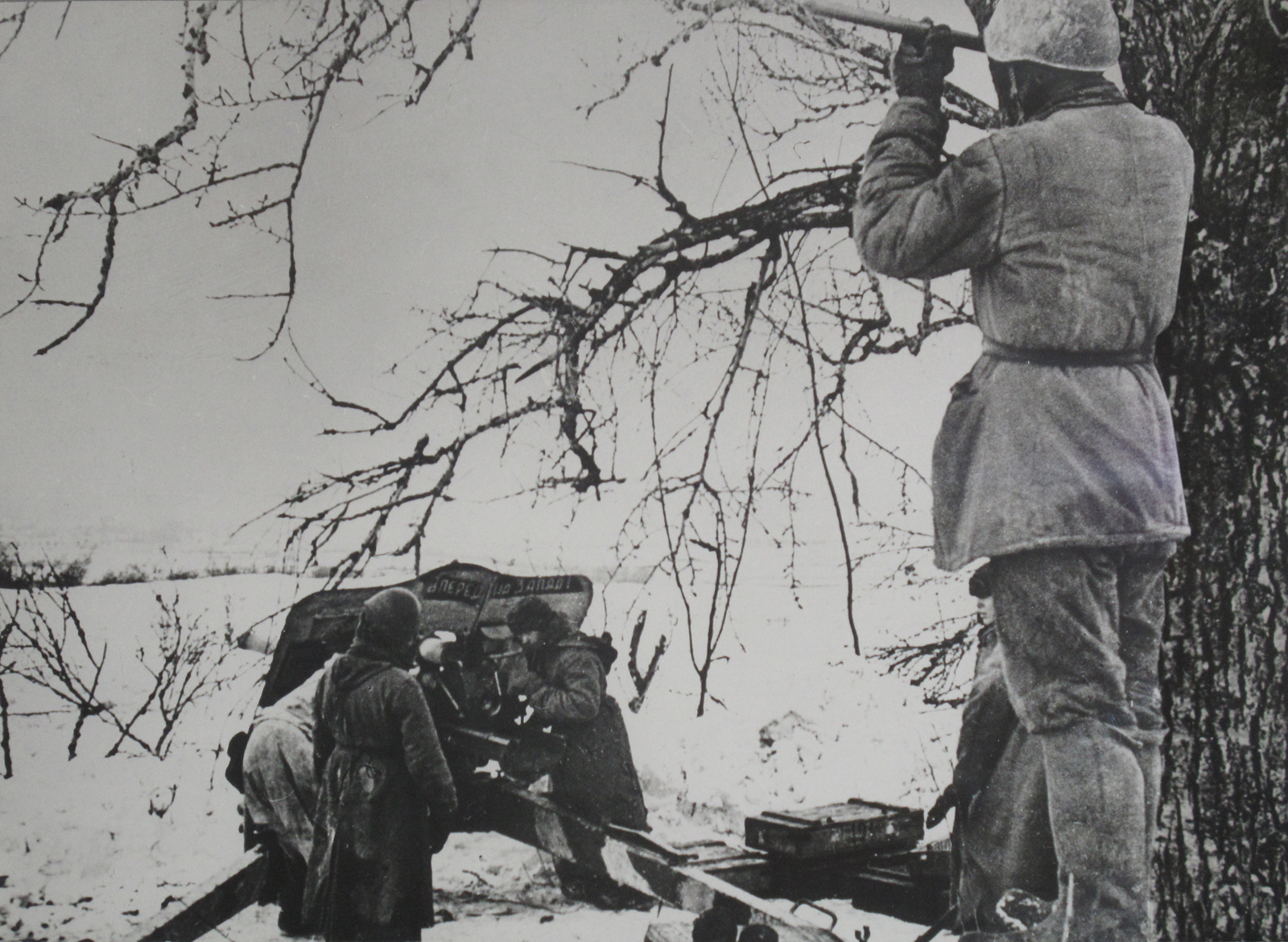 Артиллеристы ведут огонь по врагу, Ленинградский фронт, январь 1944 г.