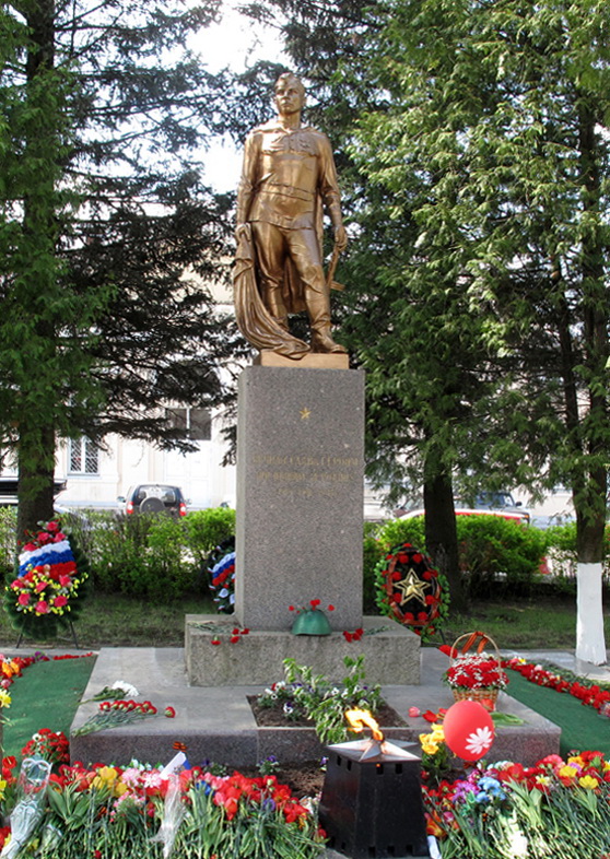 Памятник у вокзала в п.Вырица